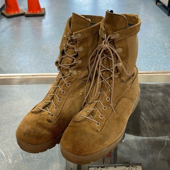 Vibram Other - US ARMY COMBAT  Vibram  Lace Up Boots GORE-TEX Men’s Sz 10.5W BROWN/TAN SUEDE